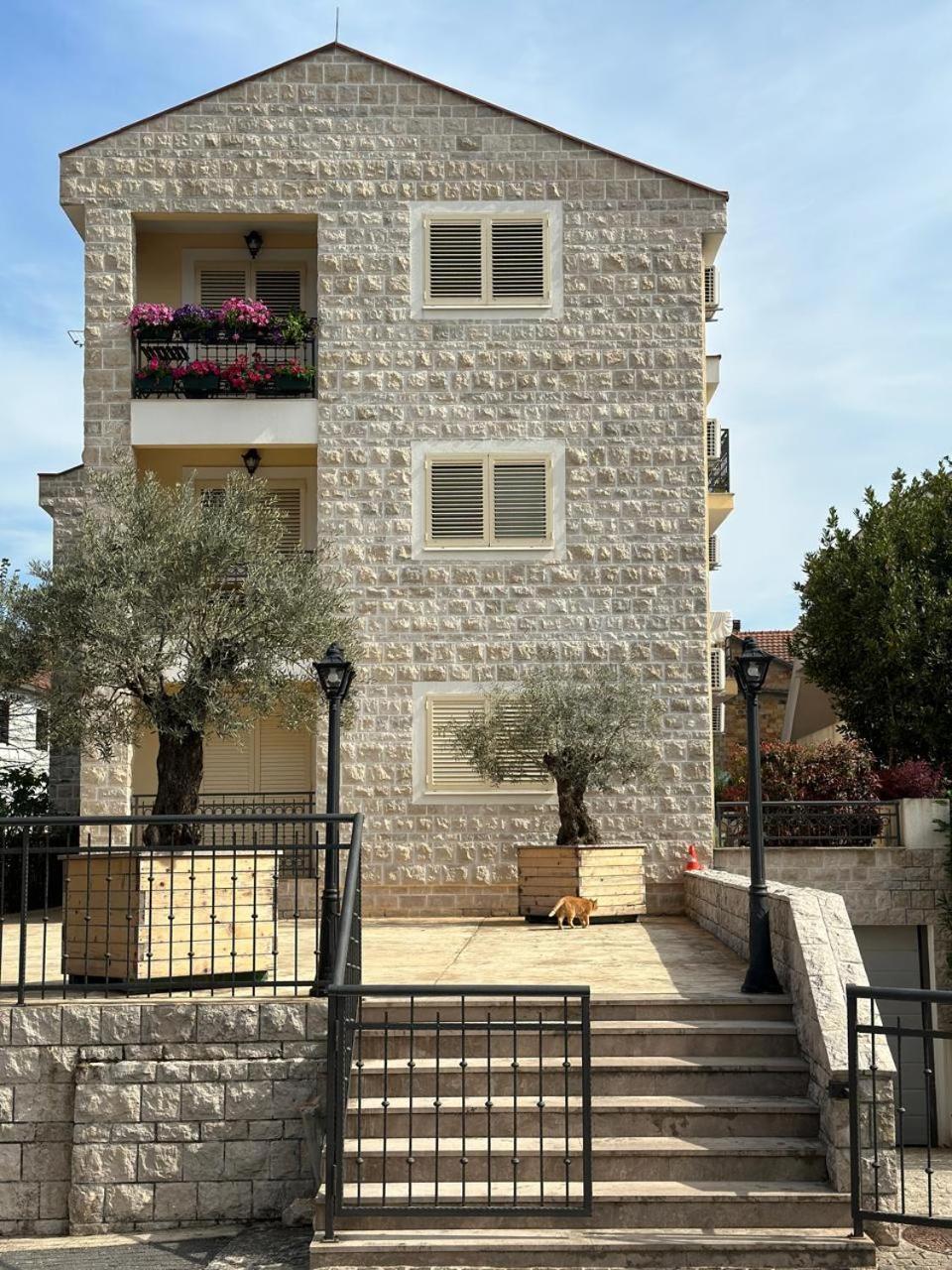 Apartman Tara 티바트 외부 사진